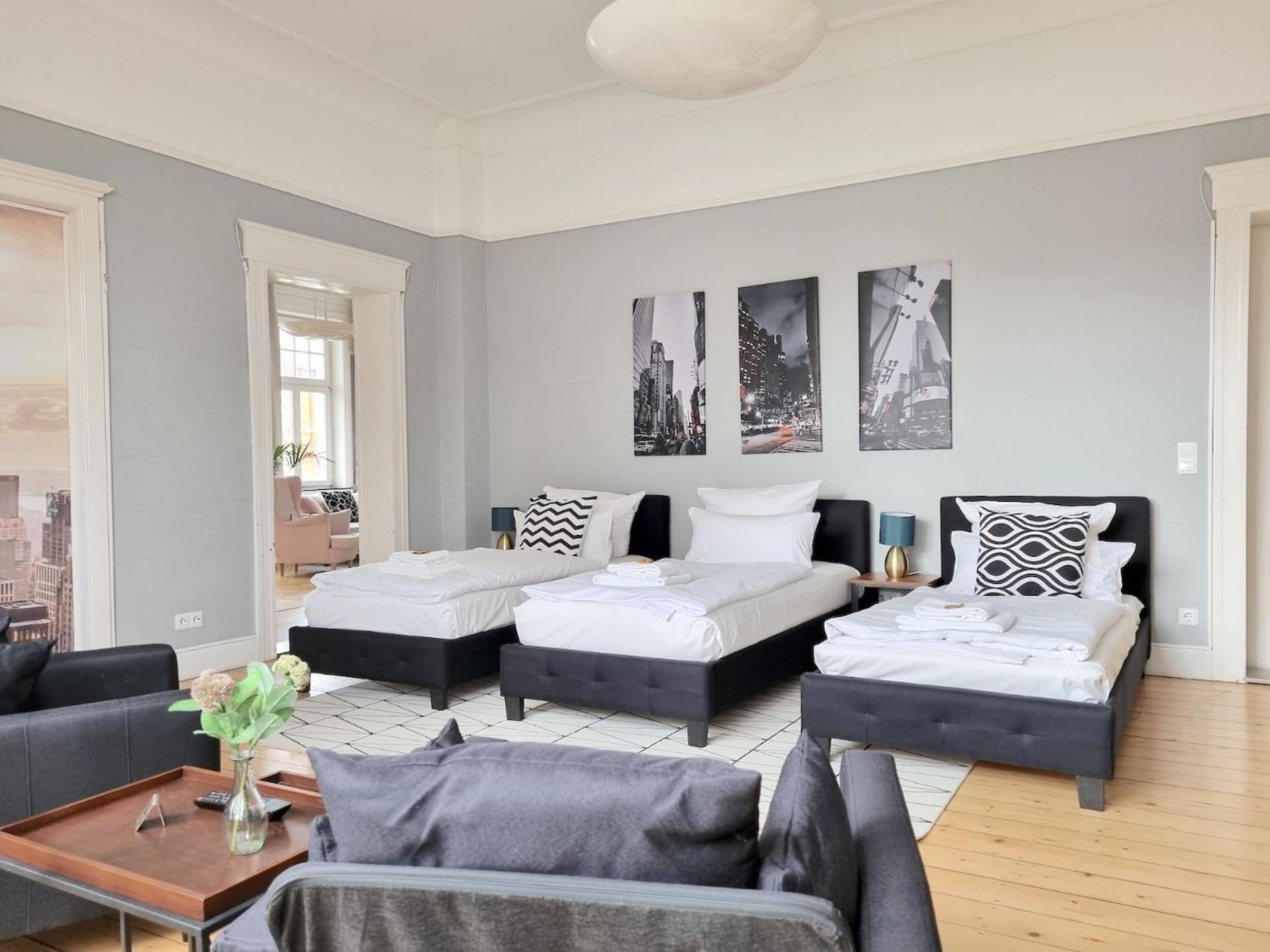 Charysma - Jugendstil Trifft Moderne, Schlafzimmer Mit Smart-tv, Tischfussball, Darts, Parkplatz