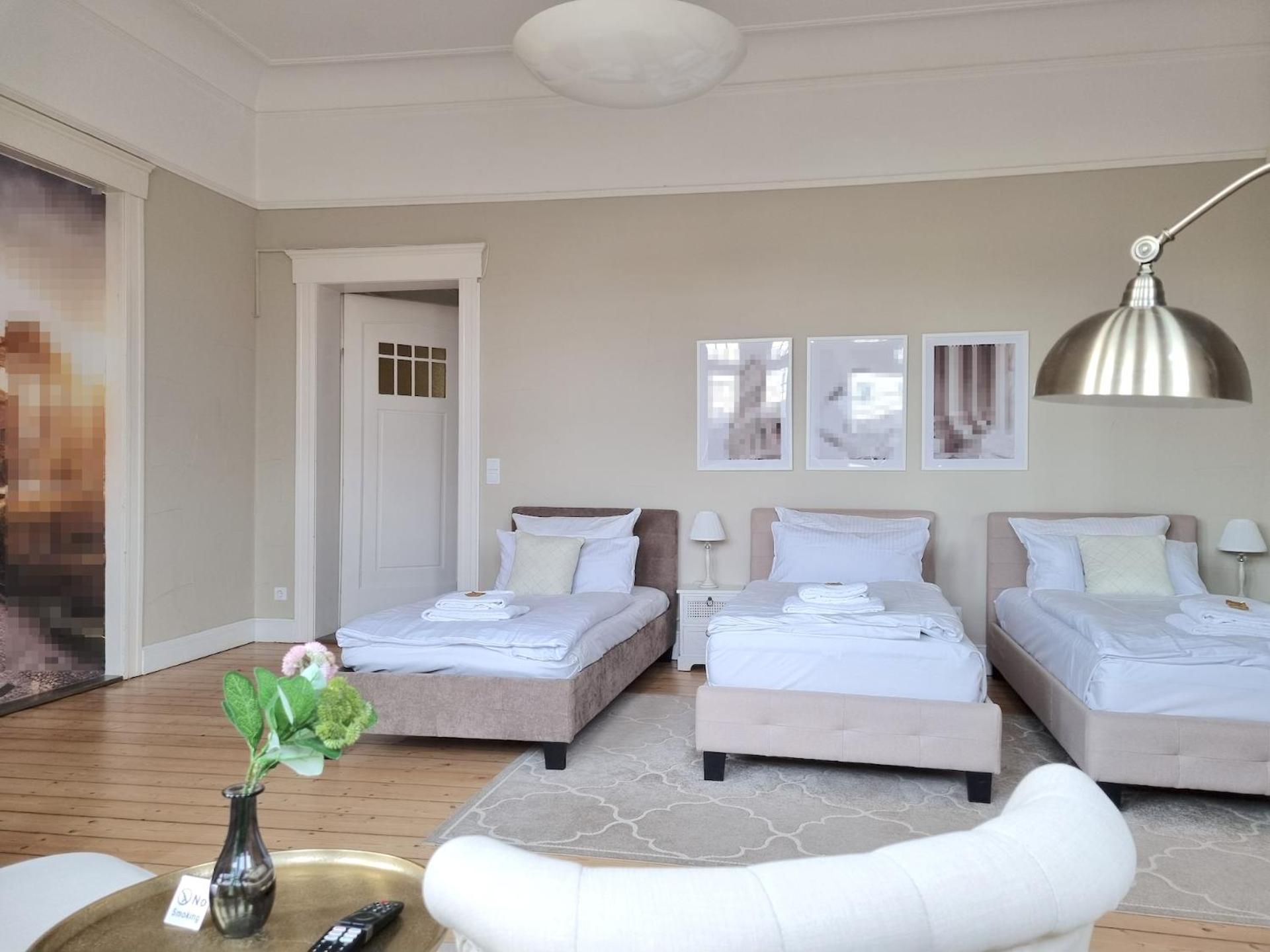 Charysma - Jugendstil Trifft Moderne, Schlafzimmer Mit Smart-tv, Tischfussball, Darts, Parkplatz Apartment Hamelin